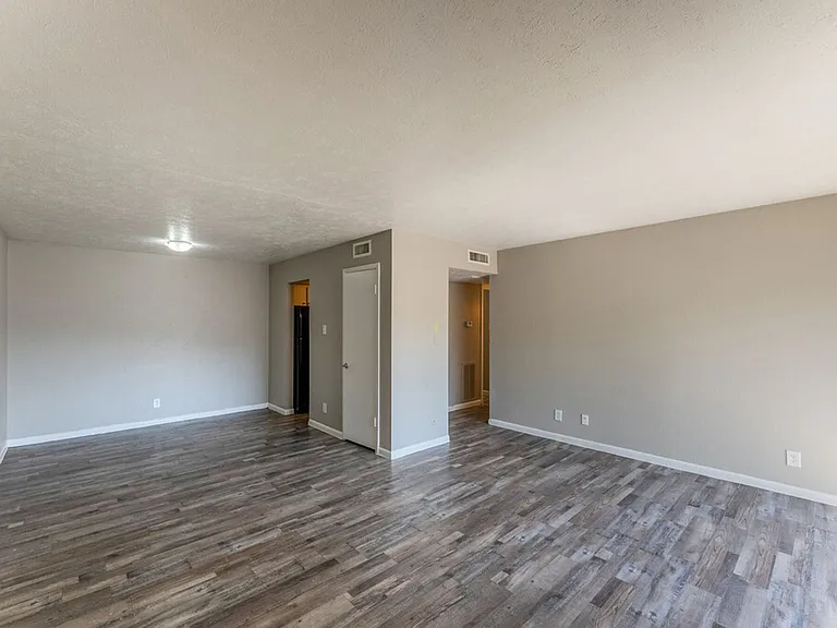 South Crest Apartments: All Bills Paid -Dazzling Dallas Apartments in Quiet Area! — Photo 14