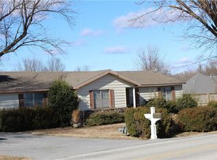 728 S Horsebarn Rd, Rogers, AR 72758
