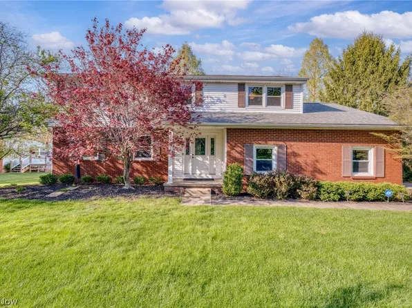 3020 Thunderbird Dr, Poland, OH 44514