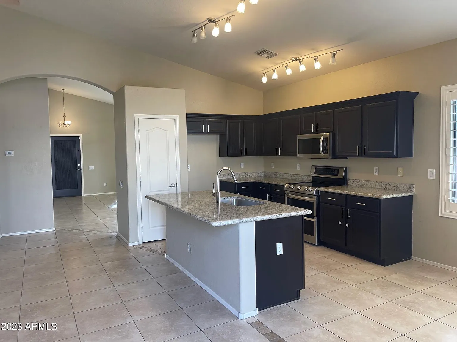 3 bed, 2.0 bath, 1736 sqft, $2,450 — Photo 3