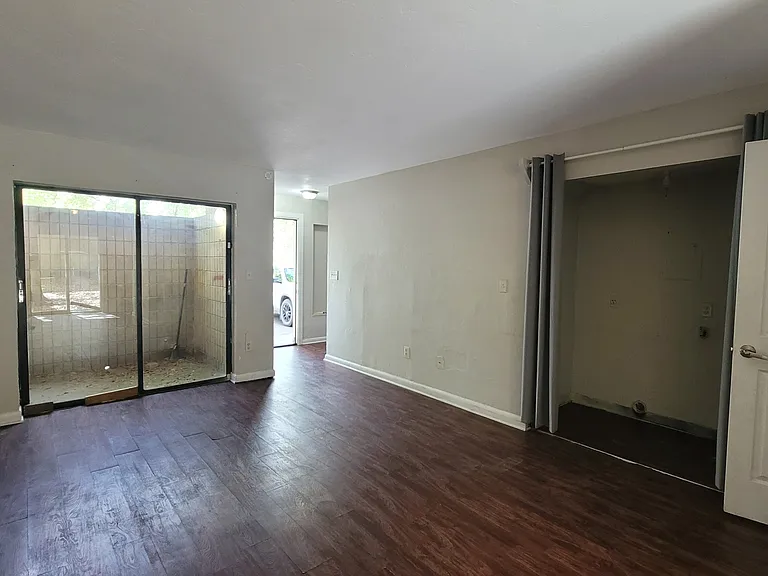 513 SW 68th Ter #D — Photo 4