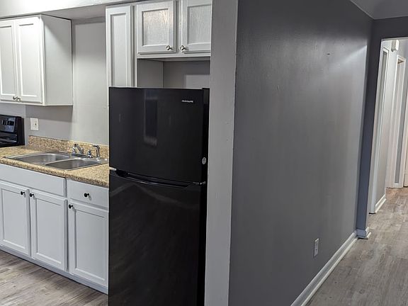 3rd image of 2825 Westknolls Ln APT 3