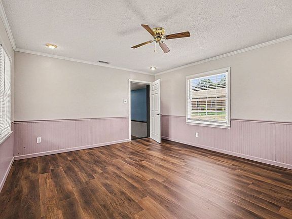 3rd image of 114 Whitman Cir