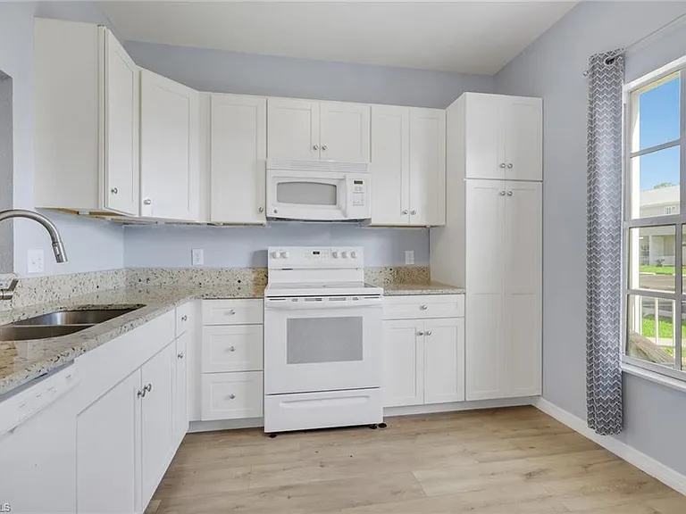 6085 Lake Front Dr — Photo 3