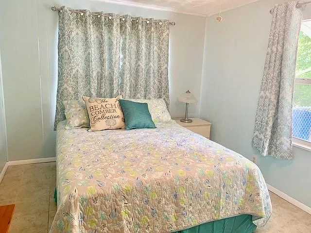 579 E Beach Rd — Photo 8