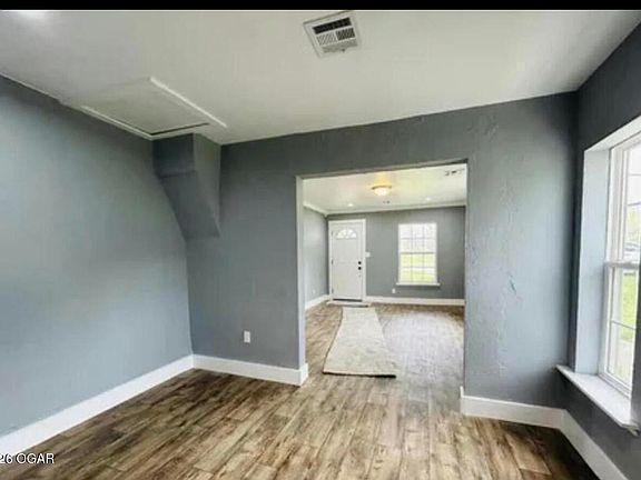 4th image of 304 Market St