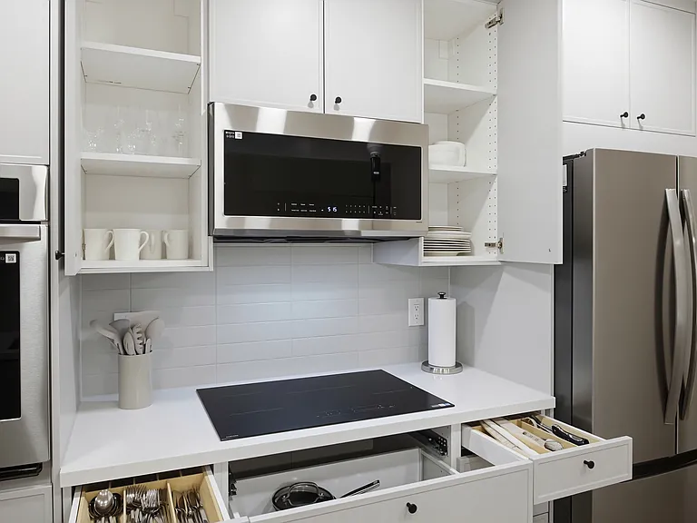 Brand-new modern kitchen with electric cooktop (Pic 5)