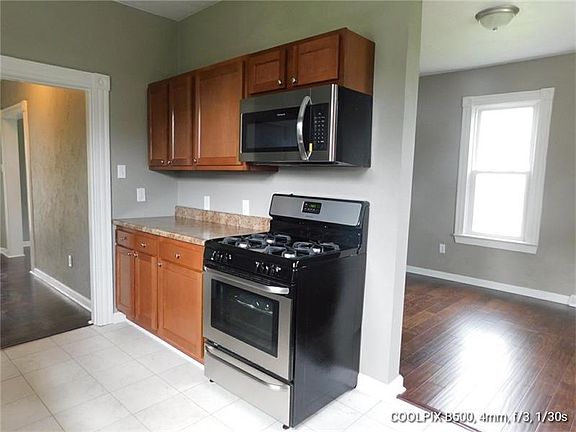 5th image of 609 Highland Ave