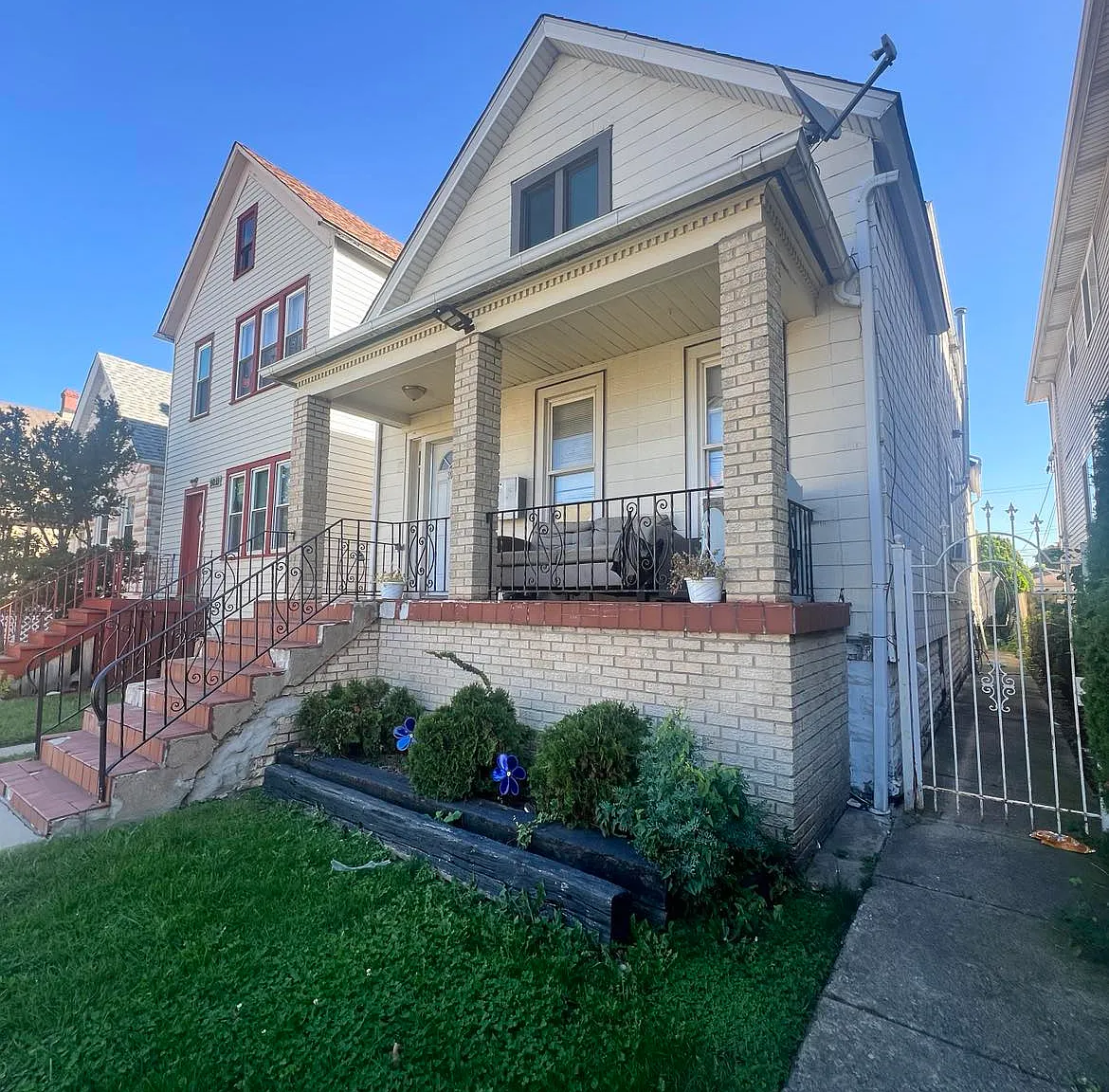 3 bed, 1000 sqft, $1,900 — Photo 1