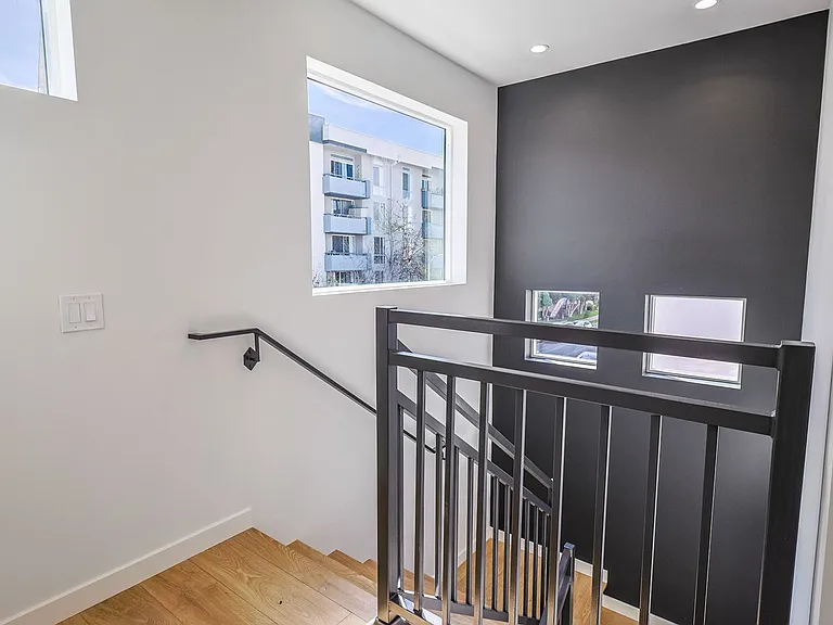 1227 N June St — Photo 27