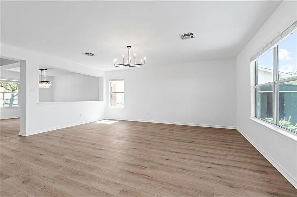 4 bed, 2.5 bath, 2101 sqft, $2,500 — Photo 4