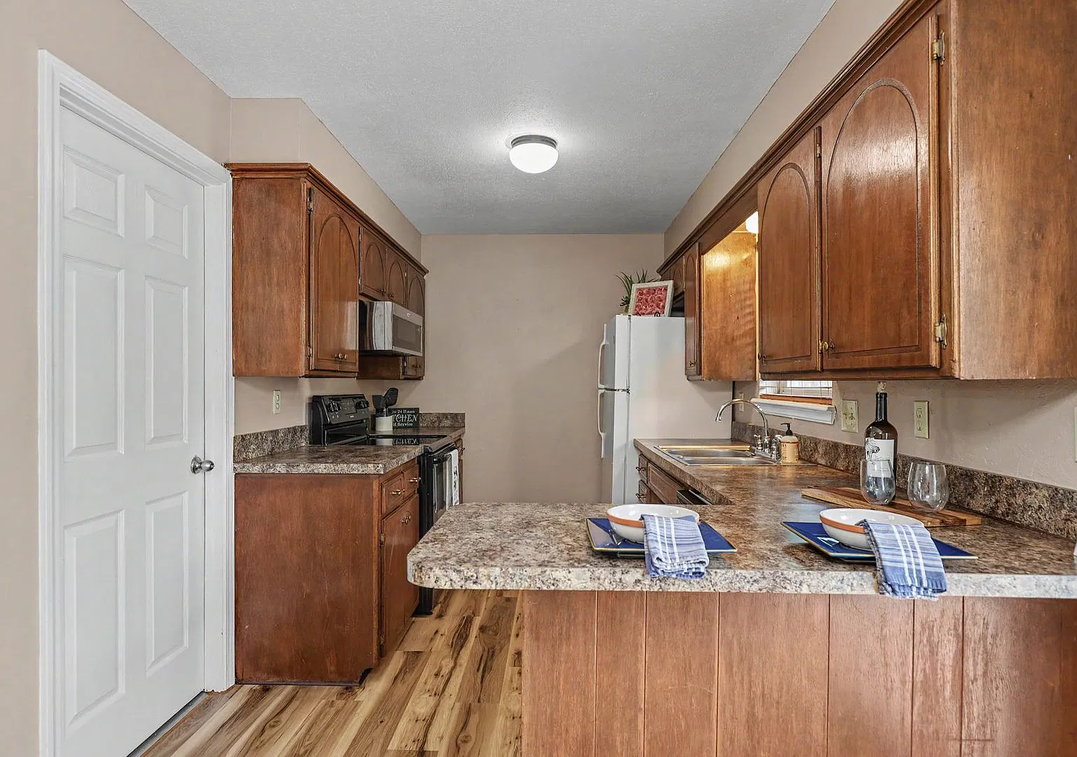 Adorable 3 bed, 1.5 bath in Yukon — Photo 4