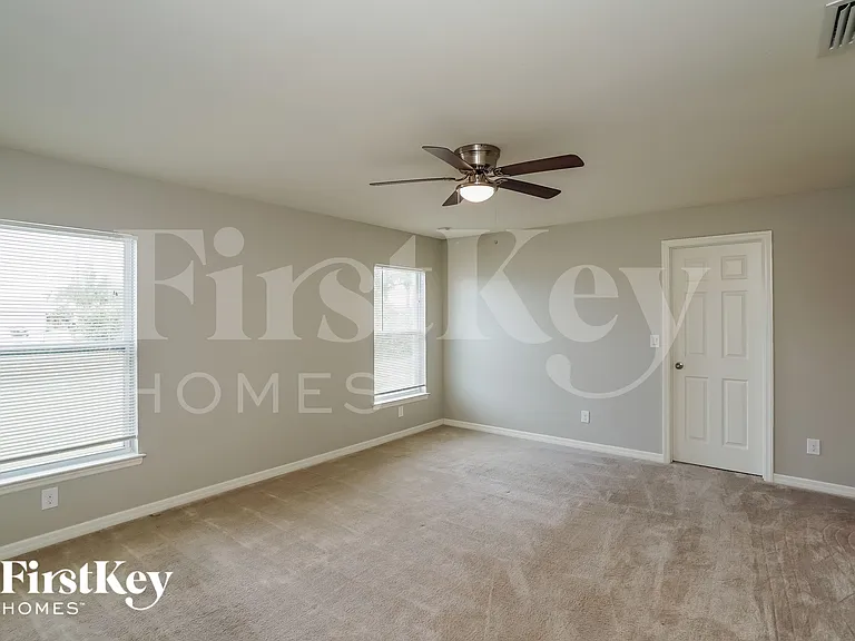 1719 NW 25th Ln — Photo 7