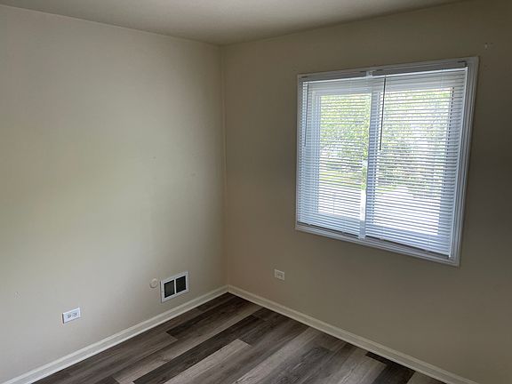5th image of 10S421 Echo Ln APT 1W