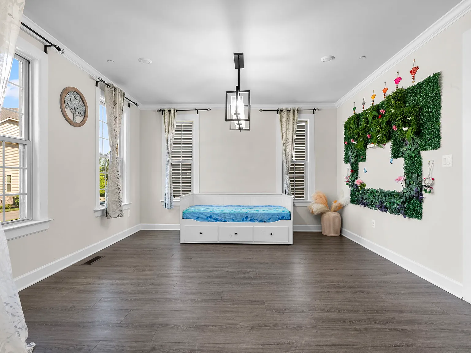 4 bed, 4.5 bath, 4448 sqft, $5,400 — Photo 3