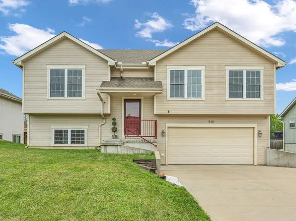 915 SW Woodbridge Pl, Topeka, KS 66606