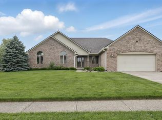 105 Meadowview Ln, Greenwood, IN