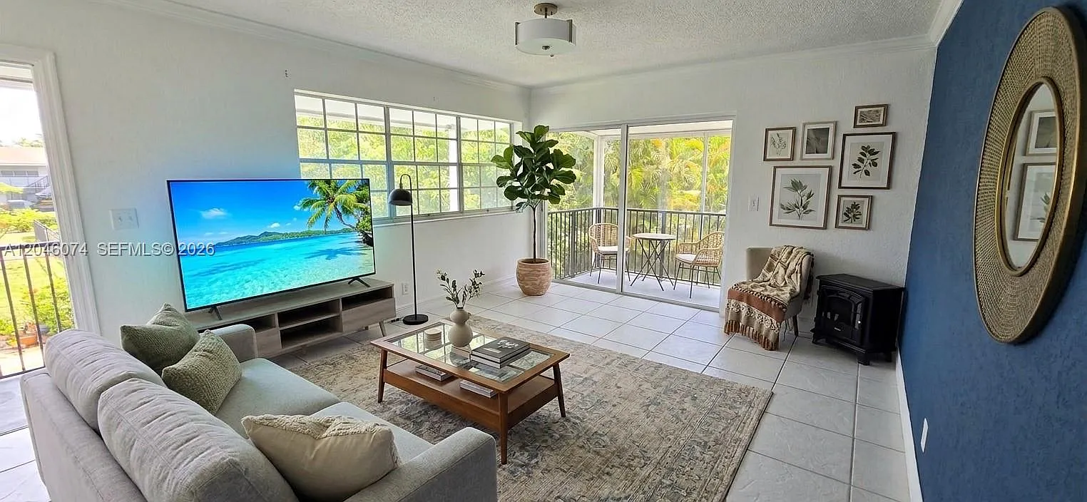 Town & Country Apts Condo — Photo 1