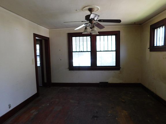 4th image of 3545 East Ave