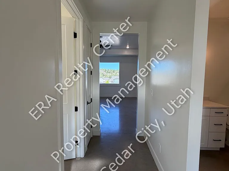2180 S Bluff Dr — Photo 2