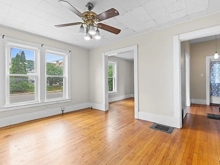 109 Center St — Photo 7