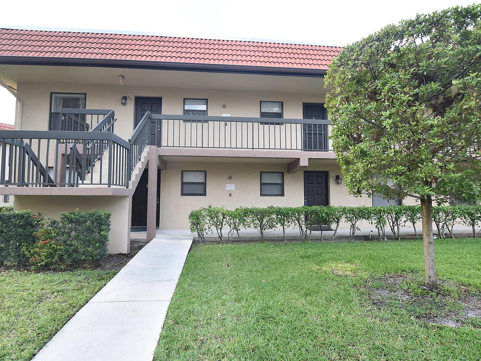 21895 Lake Forest Cir #102