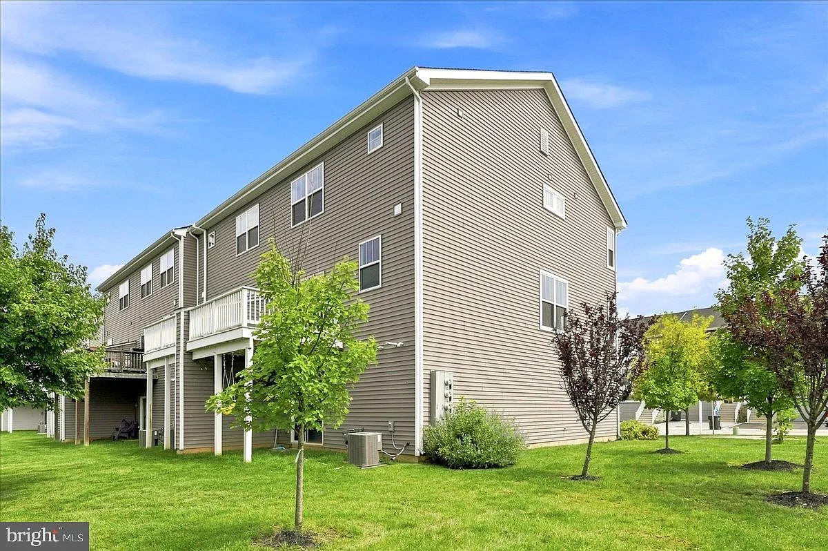 3 bed, 2.5 bath, 2130 sqft, $3,000 — Photo 3