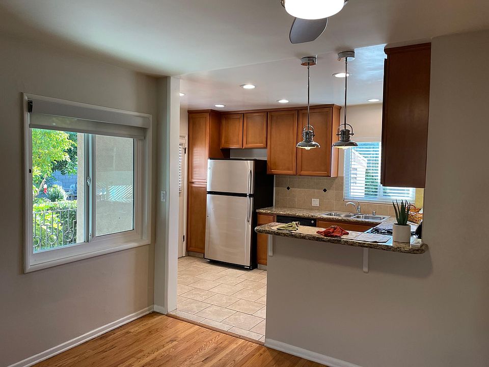 10708 dining area