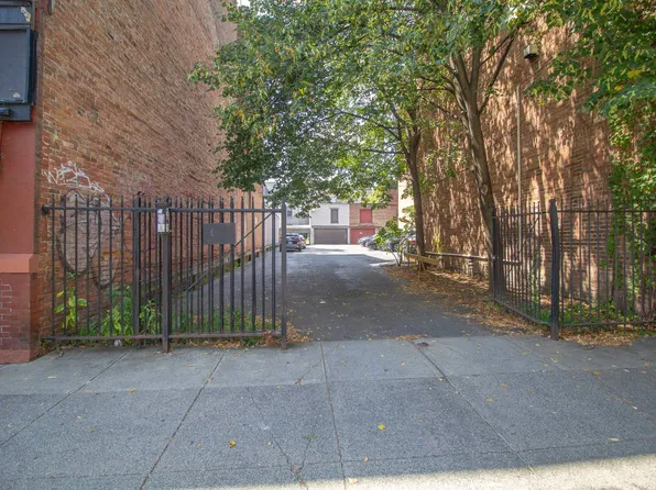 47 3rd St, Troy, NY 12180