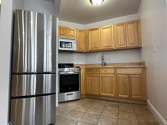 3rd image of 175 W 85th St Penthouse D