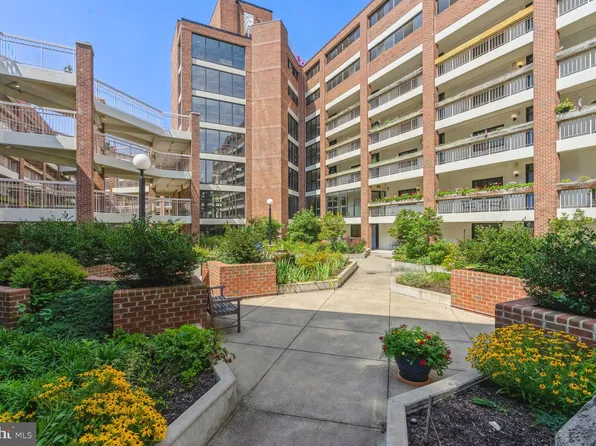 1951 Sagewood Ln #10, Reston, VA 20191