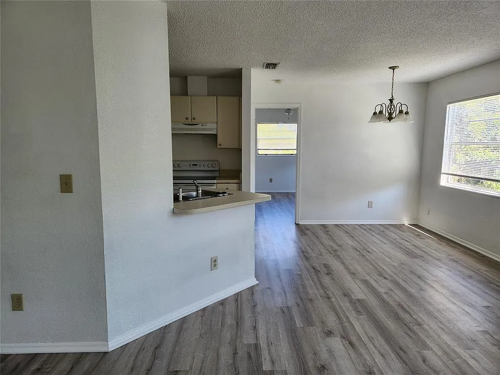 3 bed, 2.0 bath, 1065 sqft, $1,600 — Photo 3