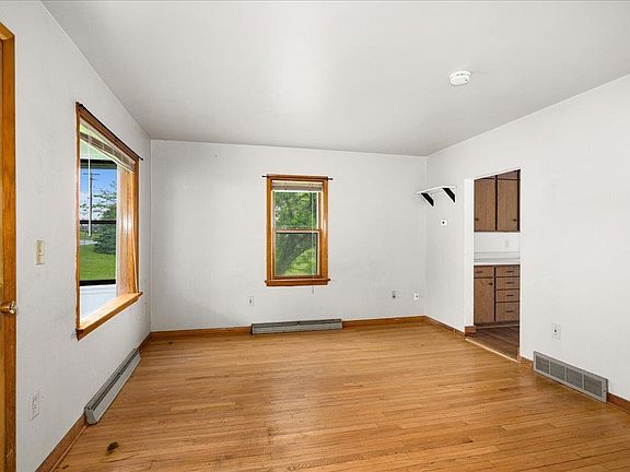 2nd image of 424 Upham Rd
