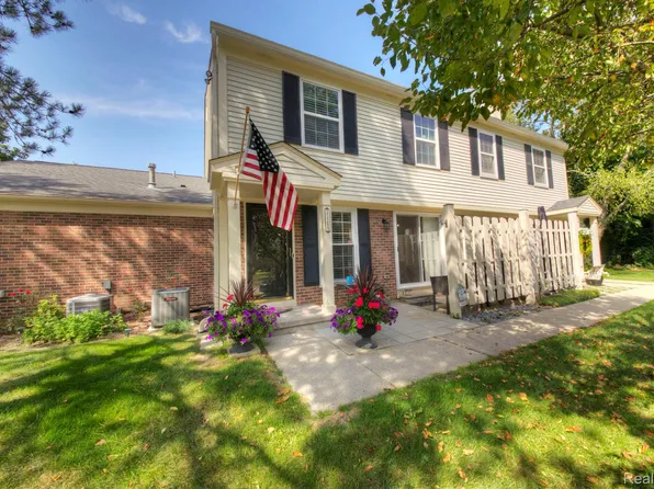 2128 Hidden Meadows Dr Unit B, Walled Lake, MI 48390