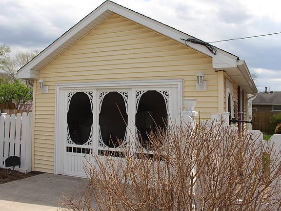 3rd image of 330 N Broadway St