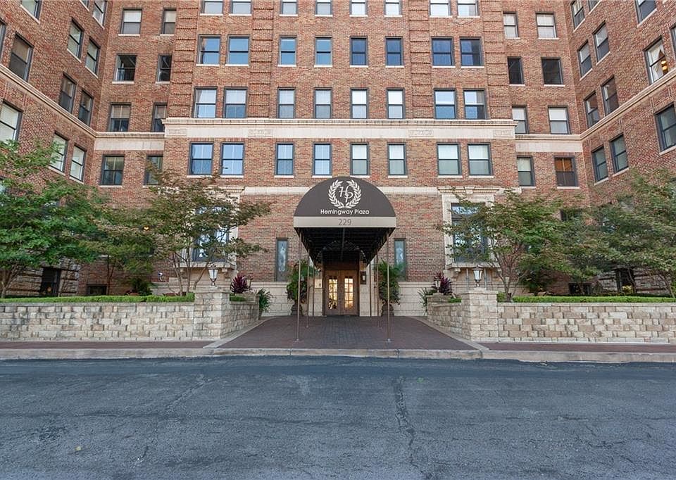 1st image of 229 Ward Pkwy APT 301B