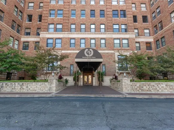 229 Ward Pkwy APT 301B, Kansas City, MO 64112