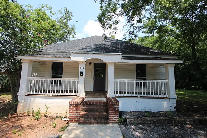 3 bed, 2.0 bath, 1462 sqft, $2,000 — Photo 2