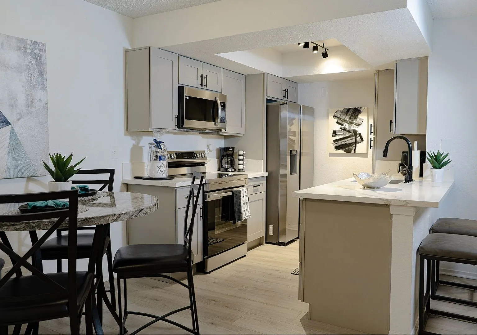 Valencia Apartments — Photo 2