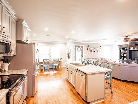 5th image of 121 White Oak Dr