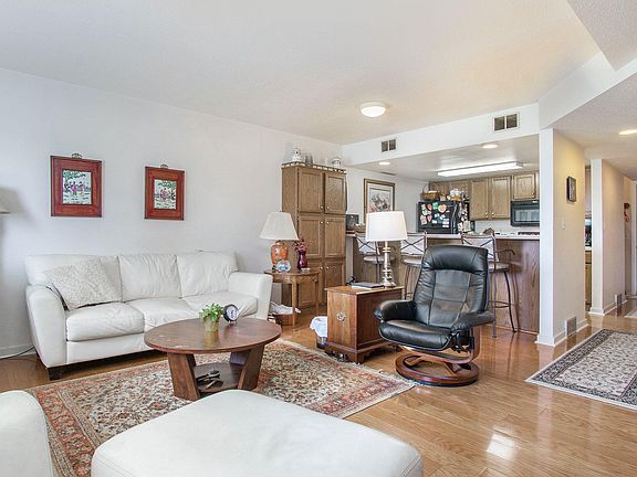 3rd image of 205 Harbor Dr
