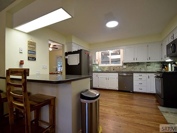 3rd image of 290 E 25th St
