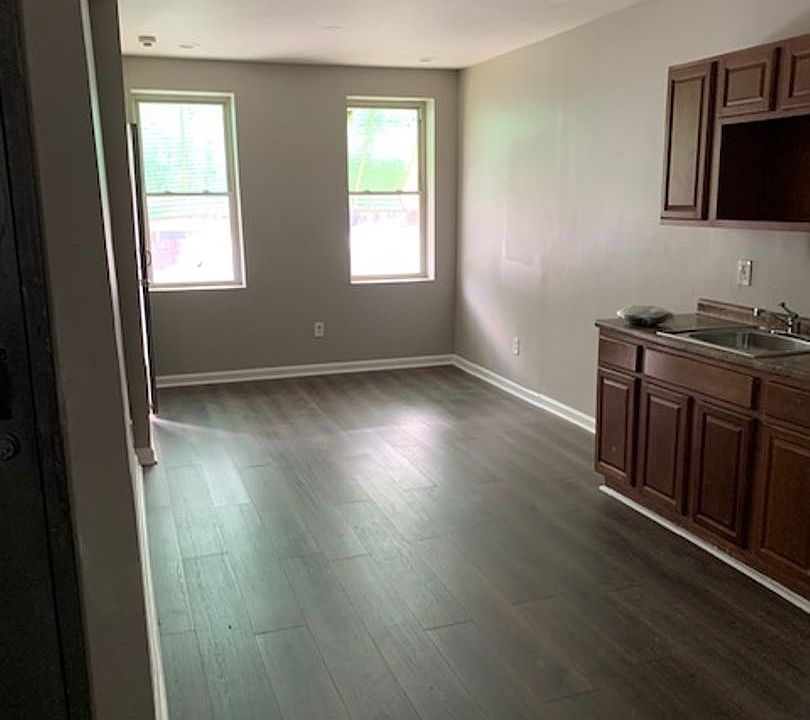2nd image of 1919 E Thayer St Floor 1