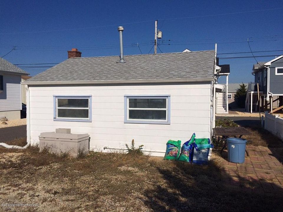 2nd image of 213 Harbor Dr