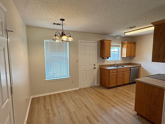 4th image of 1109 Riggins St