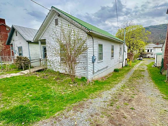 2nd image of 613 Pine St