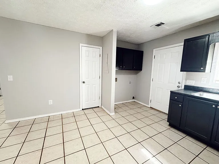 Valley View Apartments — Photo 21
