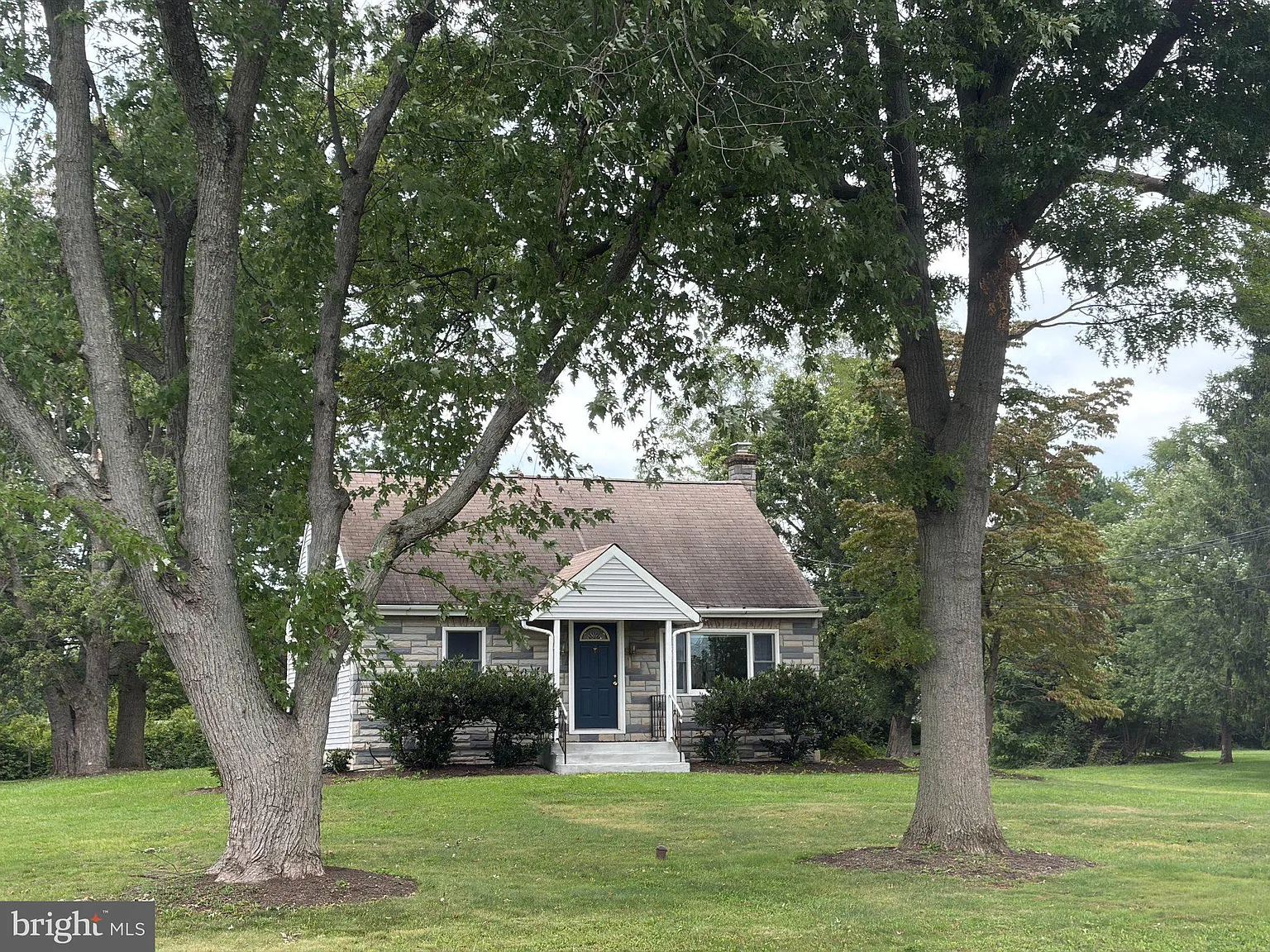 3 bed, 1.0 bath, 1162 sqft, $2,750 — Photo 2