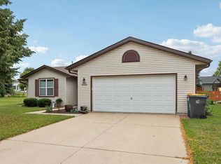 W200N16295 Pine Dr, Jackson, WI 53037