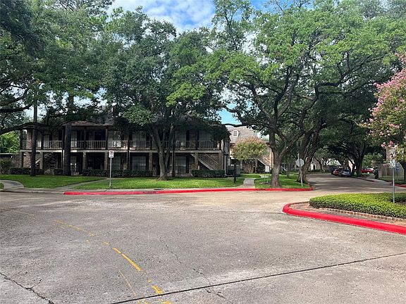3rd image of 811 Wax Myrtle Ln #A